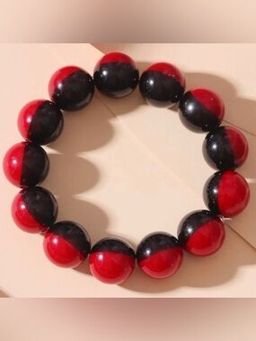 “Jester” Black & Red Split Two-Tone Ball Sphere Orb Bead Adjust Stretch Bracelet